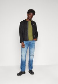 Guess CORE TEE - T-shirts - green stone