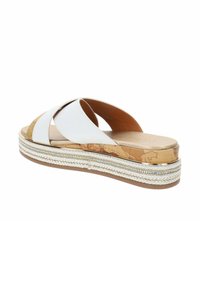 Sandali bianchi con una design a fascetta incrociata, soletta in sughero naturale testurizzato e suola piatta con accenti intrecciati e dettagli metallici.
