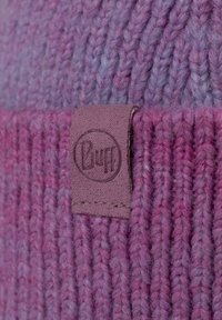 Gorro de punto en tonos degradados de morado con textura acanalada y una etiqueta de cuero morado que dice "Buff". Material duradero y cálido.
