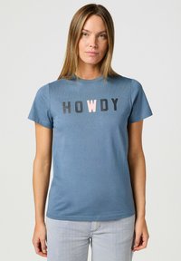 Sininen puuvillapaita lyhyillä hihoilla, jossa on mustalla ja vaaleanpunaisella typografialla "HOWDY"-teksti. Sujuva pinta, pyöreä pääntie.