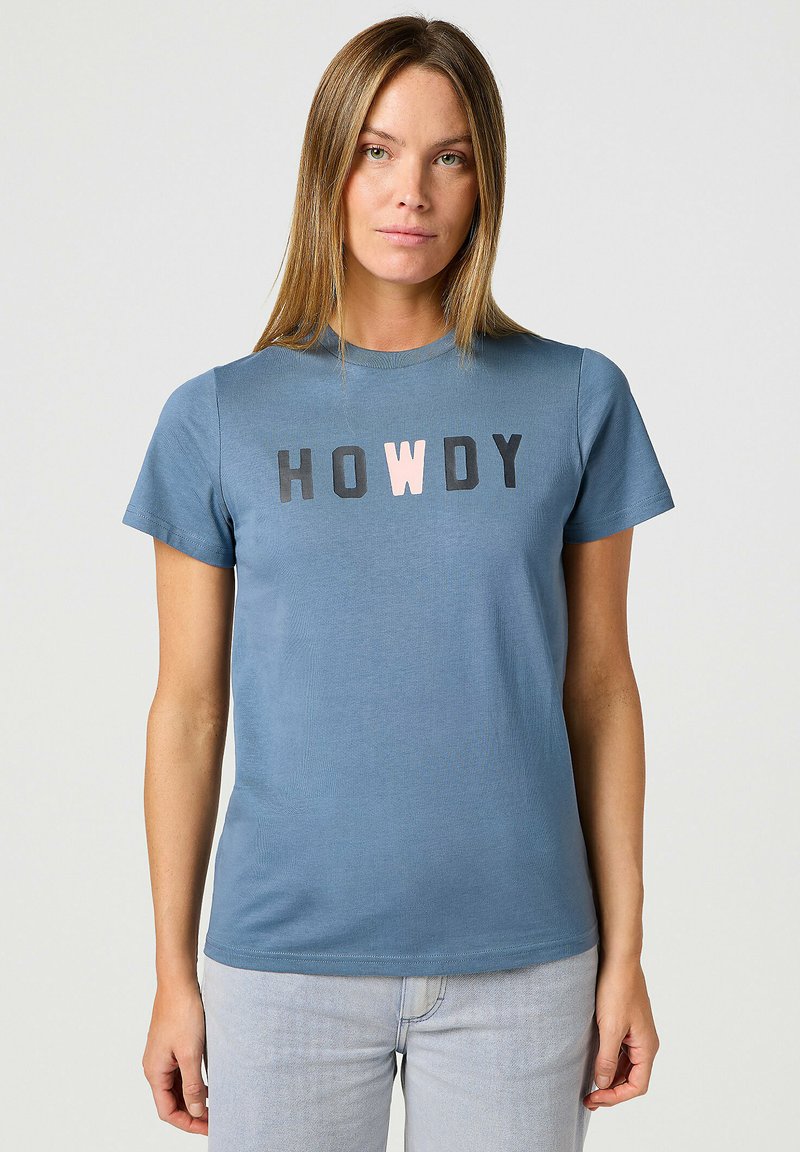 Sininen puuvillapaita lyhyillä hihoilla, jossa on mustalla ja vaaleanpunaisella typografialla "HOWDY"-teksti. Sujuva pinta, pyöreä pääntie.