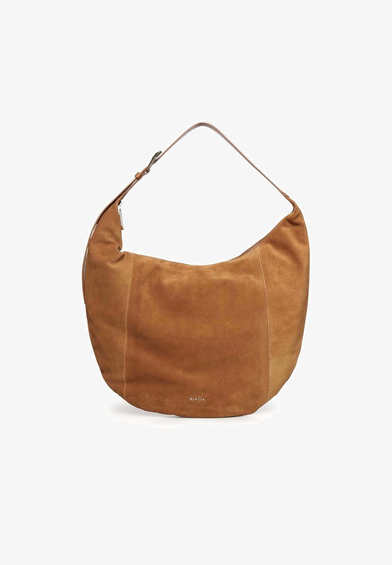 Bolso hobo de ante marrón con una correa ajustable y pequeño logo metálico en el centro inferior.