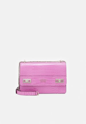Pinkfarbene Crossbody-Tasche mit Krokodilprägung, silberner Kettenriemen und zwei silbernen Verschlüssen, GUESS-Logo auf der Vorderklappe geprägt.