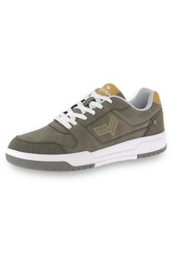 Sneaker verdi con lacci bianchi, suola grigia e dettagli beige. Presentano una parte superiore testurizzata e un logo sul lato.