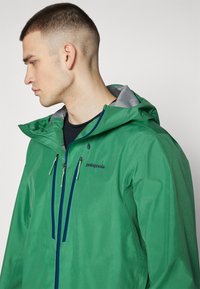 Patagonia TRIOLET - Jachetă hardshell - gather green