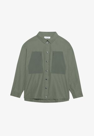 Oliivivihreä napitettava paita, joka on valmistettu kevyestä kankaasta. Siinä on kaksi suurta rintataskua, hopeiset nepparipainikkeet, pitkät hihat ja klassinen kaulus.