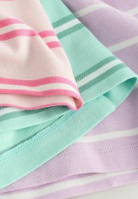 Gestreepte stof in pastelkleuren: lichtroze, mintgroen en lavendel, met een zachte textuur en contrasterende smalle strepen en nette stiksels.