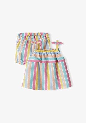 Ensemble de robe sans manches et short pour tout-petit avec des rayures pastel verticales en jaune, rose, bleu et orange, présentant des détails en nœud sur les bretelles et la taille.