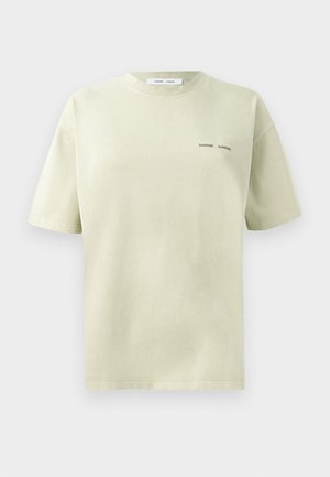 T-shirt ample vert pâle à manches courtes, avec un petit logo noir "Samsøe Samsøe" sur le côté gauche près de la poitrine.