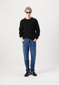 Jack & Jones JJJONES CREW NECK - Svetr - black