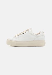 Baskets en cuir blanc avec des lacets beige, bout arrondi et semelle texturée. Présente un design simple et des détails de couture subtils.