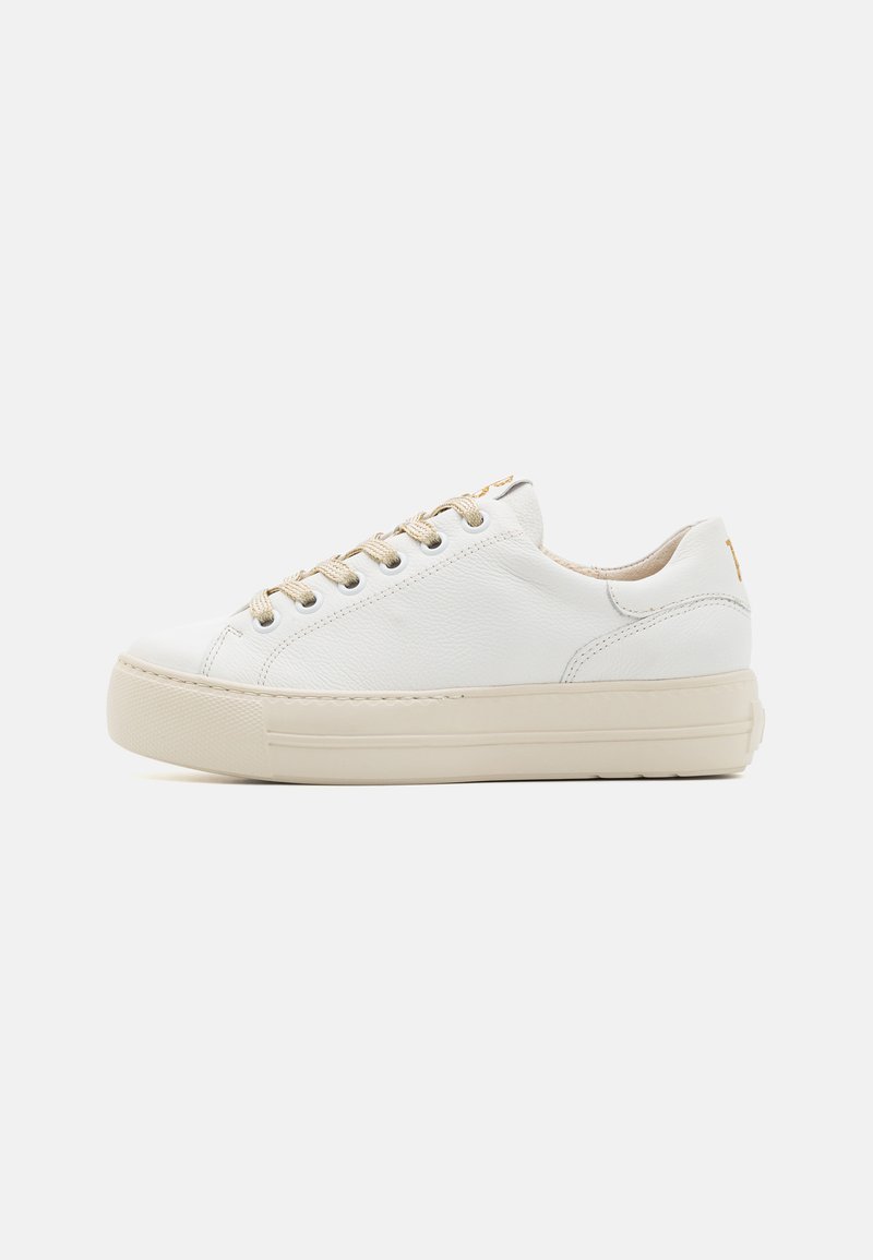 Weiße Leder-Sneaker mit beigen Schnürsenkeln, runder Spitze und strukturiertem Profil. Merkmale ein einfaches Design und subtile Stitching-Details.