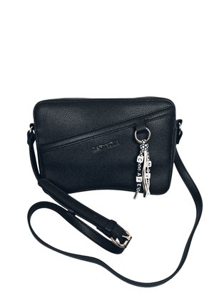 Borsa a tracolla nera e texture con tracolla regolabile e tasca diagonale con zip, decorata con nappina con lettere nere e bianche.