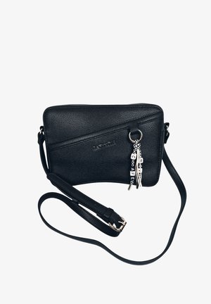 Borsa a tracolla nera e texture con tracolla regolabile e tasca diagonale con zip, decorata con nappina con lettere nere e bianche.