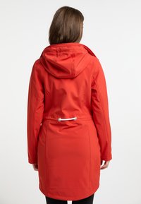 Parka impermeabile rossa con cappuccio, vita con cordino e finiture in metallo argentato. Texture liscia e design fino al ginocchio.