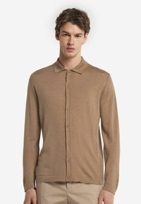 Braunes langärmliges Hemd mit Knopfleiste aus weichem Material und Kragen. Verfügt über einen geraden Saum und gleichmäßig verteilte Knöpfe.