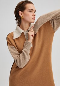Touché Privé BUTTON DETAILED - Džemperkleita - beige