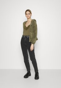 Pieces PCCARLI ZIP HOODIE - Casaco polar - deep lichen green