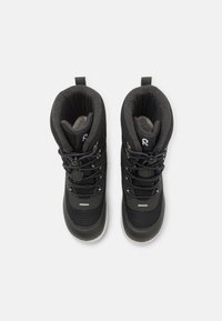 Botas de invierno negras con un upper de tejido texturizado, forro de piel sintética y cordones negros; cuentan con un toggle de plástico y una suela de goma redondeada.