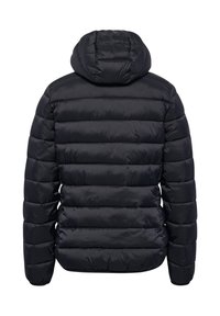 Czarna ocieplana kurtka z kapturem, z poziomym pikowaniem i gładką, błyszczącą fakturą tkaniny. Brak widocznych elementów metalowych ani ozdób.