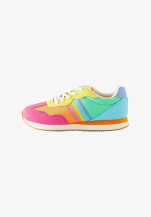Bunt gefälschte Sneaker aus pinken, gelben, orangen, grünen und blauen synthetischen Materialien, mit weißen Schnürsenkeln und einer orangen Außensohle.