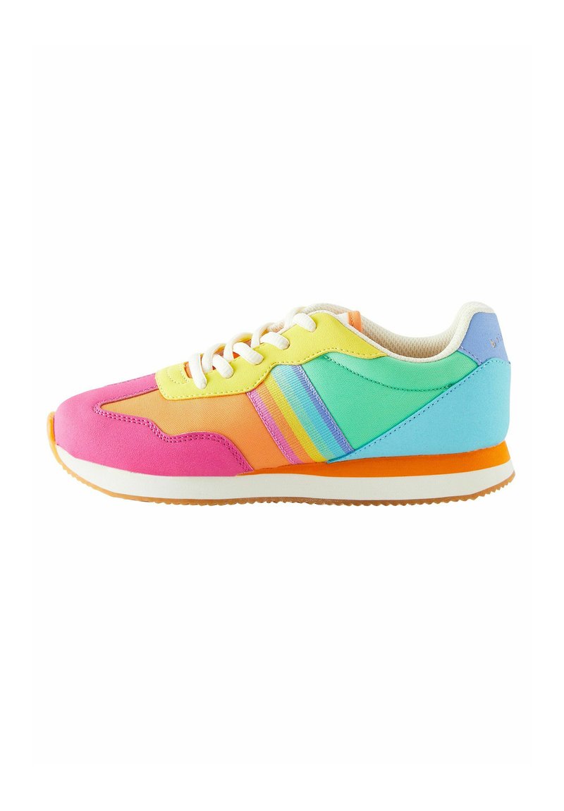 Sneaker multicolor, cu materiale sintetice roz, galbene, portocalii, verzi și albastre, cu șireturi albe și o talpă portocalie.