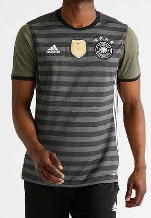 Jersey adidas rayé noir et gris avec badge FIFA et emblème du football allemand, manches courtes et col rond.