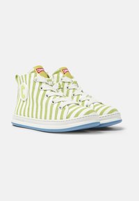 Sneaker alte con una superficie in tela a strisce verdi e bianche, lacci bianchi e suola in gomma azzurro chiaro. Presenta un logo circolare sul lato.
