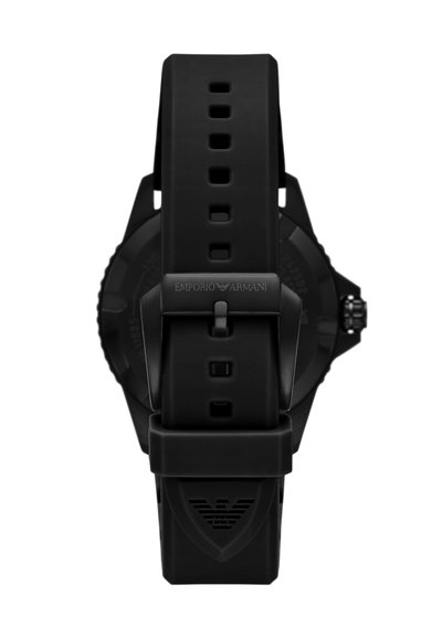 Bracelet de montre en caoutchouc noir avec plusieurs trous de réglage et boucle avec logo. Texture lisse avec une finition mate et détails du logo.