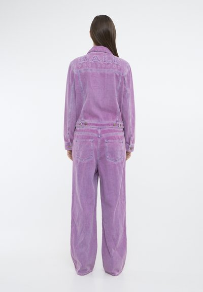 Lila denim jakna in hlače, ki imata sproščen kroj, vidne šive in zadnje žepe. Teksturni material z gumbnimi detajli.