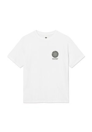 Witte T-shirt met korte mouwen en ronde hals, met een klein zwart rond logo op de linkerborst waarop staat: "Double Fine Wood Works Copenhagen, Denemarken."