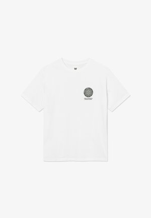 Valge lühikeste varrukatega T-särk ümmarguse kaelusega, vasakul rinnal väike must ümmargune logo tekstiga "Double Fine Wood Works Copenhagen, Denmark."