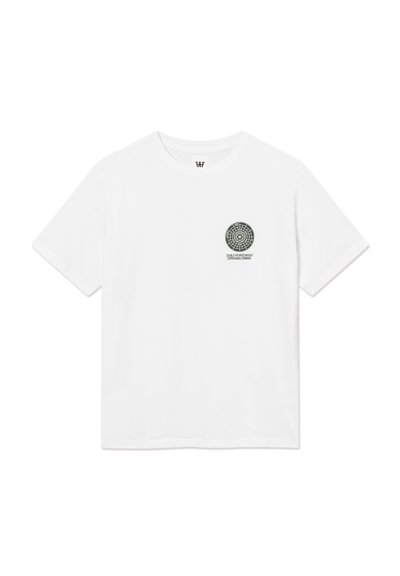 Λευκό T-shirt με κοντά μανίκια, στρογγυλή λαιμόκοψη και μικρό μαύρο κυκλικό λογότυπο στο αριστερό μέρος του στήθους που γράφει "Double Fine Wood Works Κοπεγχάγη, Δανία."