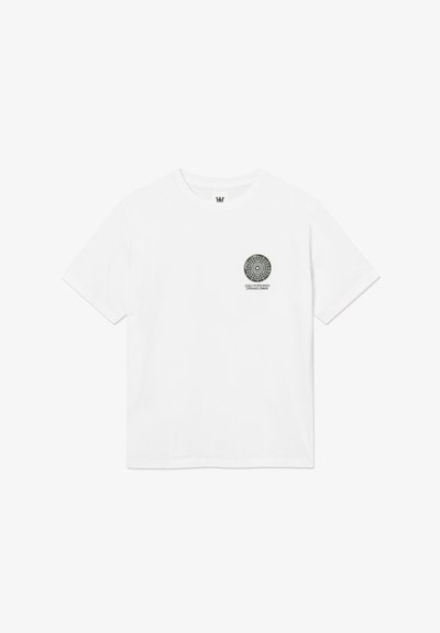 Λευκό T-shirt με κοντά μανίκια, στρογγυλή λαιμόκοψη και μικρό μαύρο κυκλικό λογότυπο στο αριστερό μέρος του στήθους που γράφει "Double Fine Wood Works Κοπεγχάγη, Δανία."