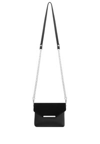 Borsa a mano nera con patta in suede testurizzato, corpo liscio, tracolla in catena argentata e un elegante accento metallico sulla parte anteriore.
