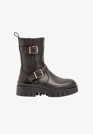 Schwarze Leder-Ankle-Boots mit zwei silbernen Schnallenakzenten, dicker Gummisohle und verstärkten Nähten. Glatte Textur mit runder Zehenpartie.