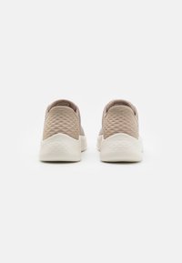 Sneakers slip-on din plasă taupe deschis, cu spate texturat. Talpa din cauciuc albă prezintă un model în diamant pentru aderență. Design minimalist și finisaj moale.