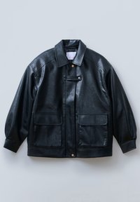Veste en simili cuir noir avec un col, fermeture à boutons, deux poches à rabat à l'avant et des manches structurées et surdimensionnées.
