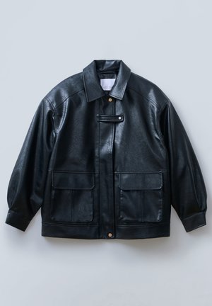 Schwarze Kunstlederjacke mit kragenförmigem Ausschnitt, Knopfverschluss, zwei aufgesetzten Taschen vorne und strukturierten, übergroßen Ärmeln.