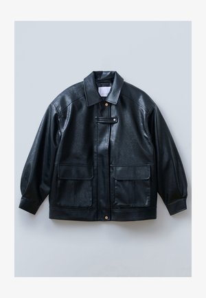 Svart faux skinnjakke med krage, knappelukking, to frontlommer med klaff og strukturerte, oversized ermer.