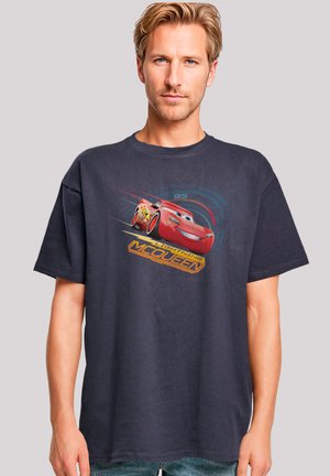Dunkelblaues T-Shirt mit kurzen Ärmeln, das ein Grafik von Lightning McQueen in Rot und Gelb zeigt, mit dem Text „Lightning McQueen“ darunter.