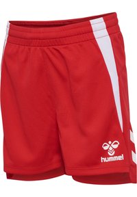 Pantaloncini sportivi rossi con strisce laterali bianche, vita elastica e logo bianco Hummel sulla gamba inferiore destra.