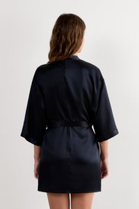 Námořnický saténový župan s krátkými rukávy, stahovacím páskem a hladkou texturou, s jednoduchým designem a délkou nad kolena.