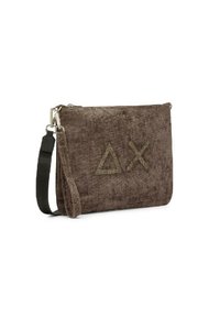 Borsa a tracolla marrone in tessuto con finitura testurizzata, presenta due forme geometriche scintillanti in oro, tracolla nera regolabile, chiusura con zip.