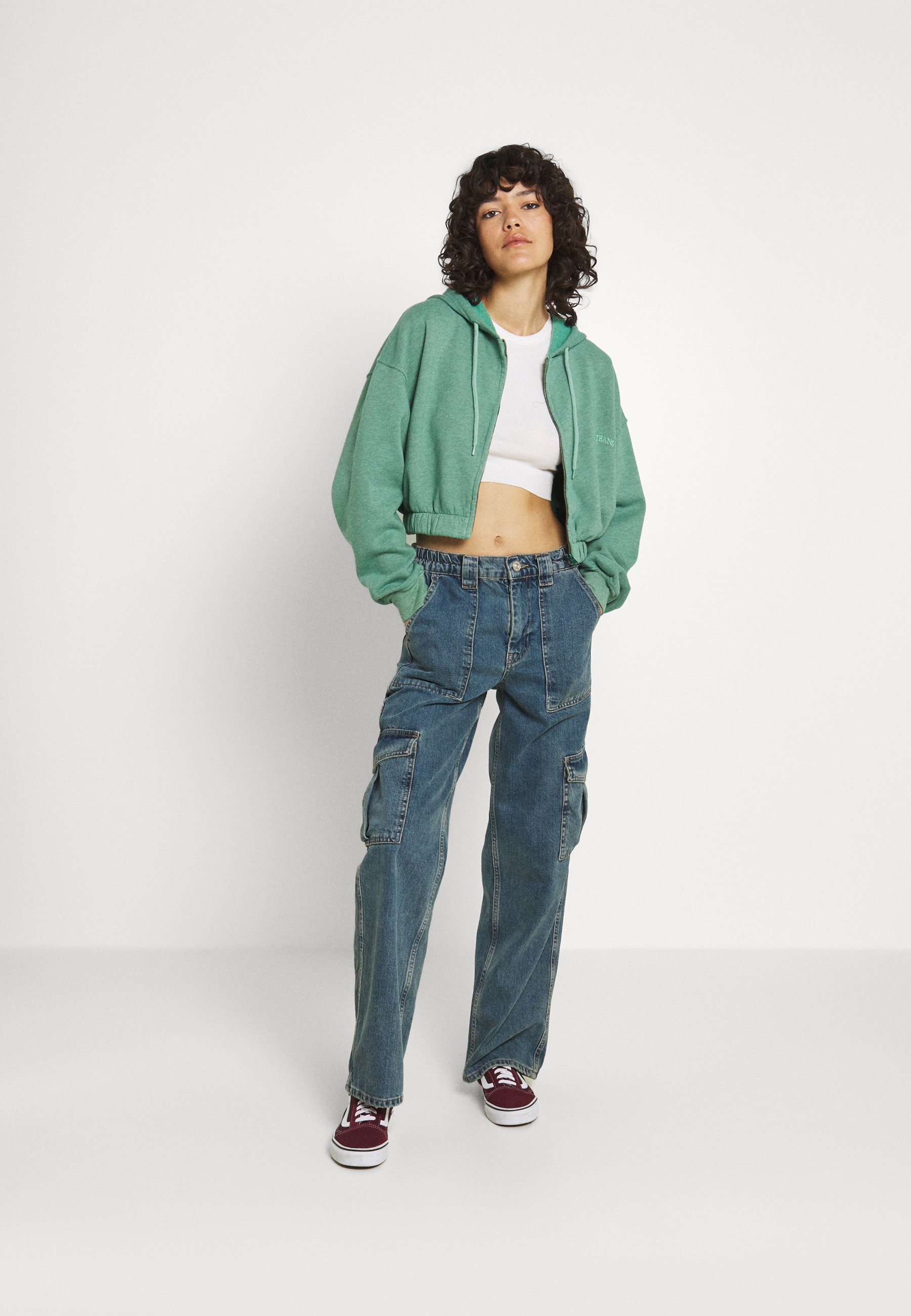 cropped zip up moletom com capuz urban outfitters