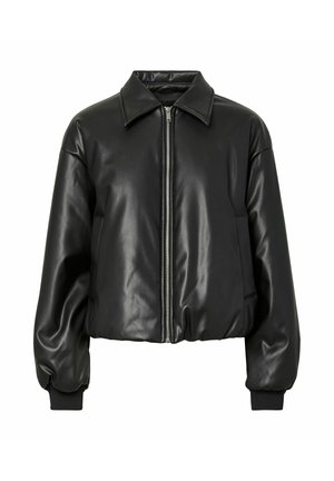Chaqueta corta de imitación de cuero negra con cuello tipo solapa, cremallera frontal y puños acanalados, que presenta una textura suave y brillante.