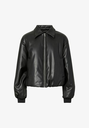 Melnā mākslīgās ādas īsā jaka ar apkakles izgriezumu, priekšējo rāvējslēdzēju un ribotām piedurknēm, ar gludu, spīdīgu tekstūru.