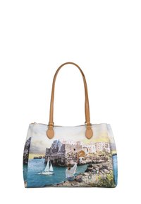Borsa a tracolla con stampa di un paese di mare, una donna, materiale sintetico di colore chiaro, manici in pelle sintetica color cammello e chiusura a zip.