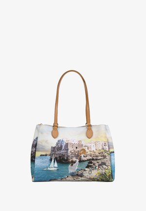 Borsa a tracolla con stampa di un paese di mare, una donna, materiale sintetico di colore chiaro, manici in pelle sintetica color cammello e chiusura a zip.