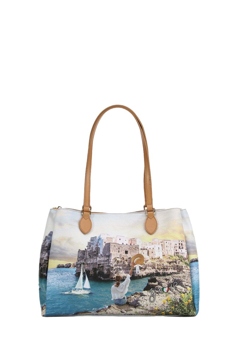 Borsa a tracolla con stampa di un paese di mare, una donna, materiale sintetico di colore chiaro, manici in pelle sintetica color cammello e chiusura a zip.